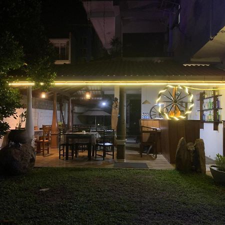 Ceylon Surf Guest And Restaurant Bed and Breakfast Weligama Eksteriør billede
