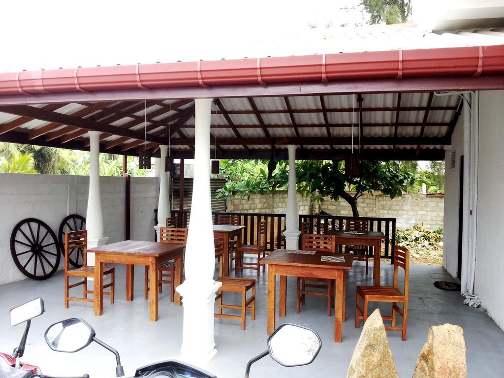 Ceylon Surf Guest And Restaurant Bed and Breakfast Weligama Eksteriør billede