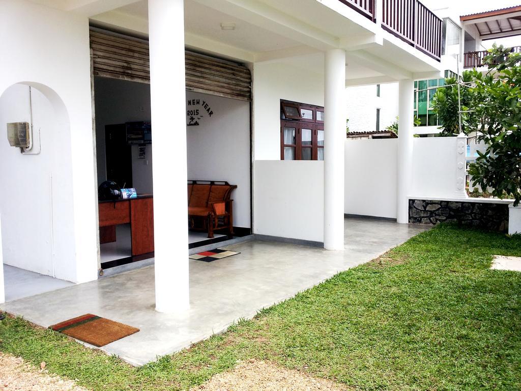 Ceylon Surf Guest And Restaurant Bed and Breakfast Weligama Eksteriør billede
