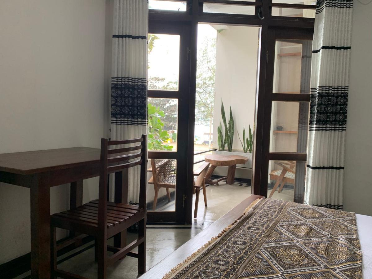Ceylon Surf Guest And Restaurant Bed and Breakfast Weligama Eksteriør billede