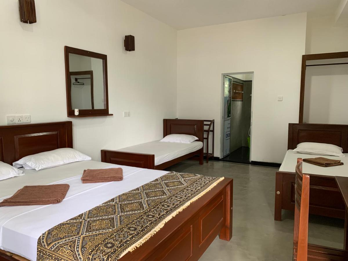 Ceylon Surf Guest And Restaurant Bed and Breakfast Weligama Eksteriør billede