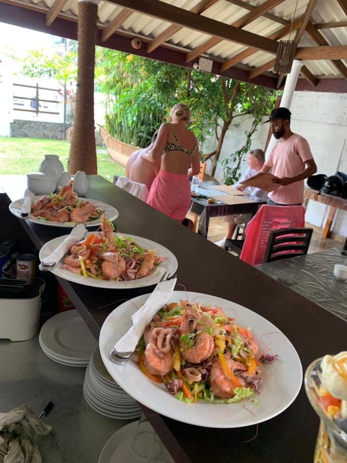 Ceylon Surf Guest And Restaurant Bed and Breakfast Weligama Eksteriør billede