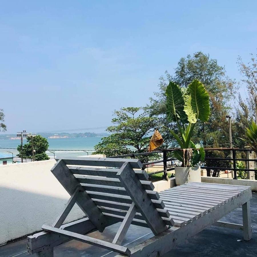 Ceylon Surf Guest And Restaurant Bed and Breakfast Weligama Eksteriør billede
