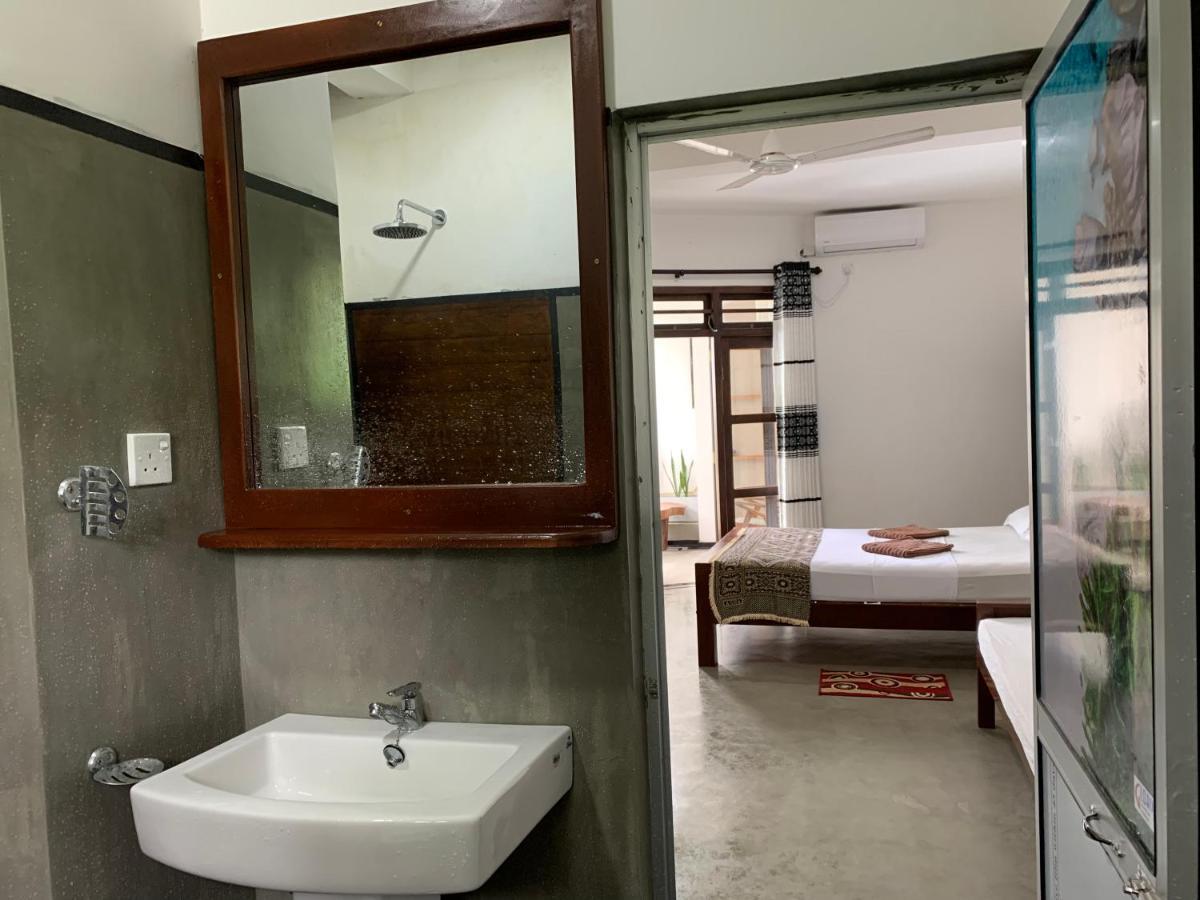 Ceylon Surf Guest And Restaurant Bed and Breakfast Weligama Eksteriør billede