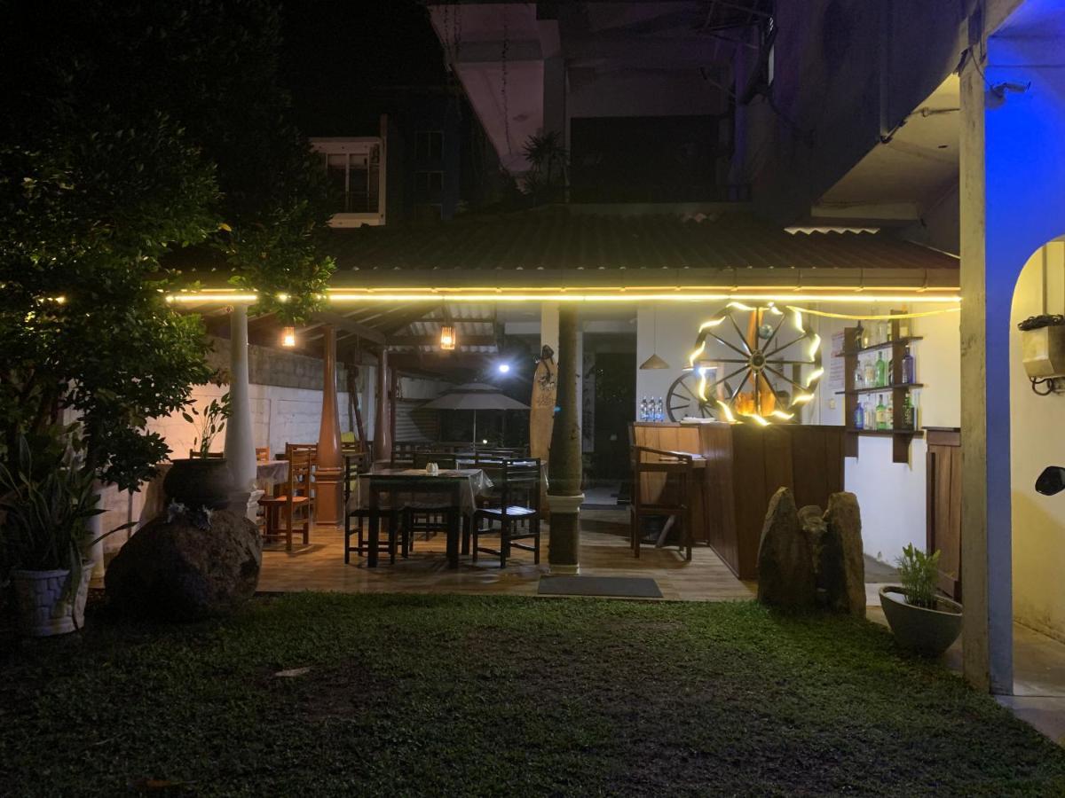 Ceylon Surf Guest And Restaurant Bed and Breakfast Weligama Eksteriør billede
