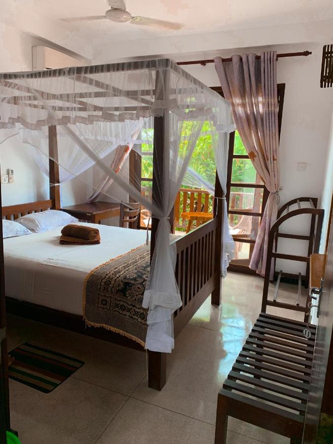 Ceylon Surf Guest And Restaurant Bed and Breakfast Weligama Eksteriør billede