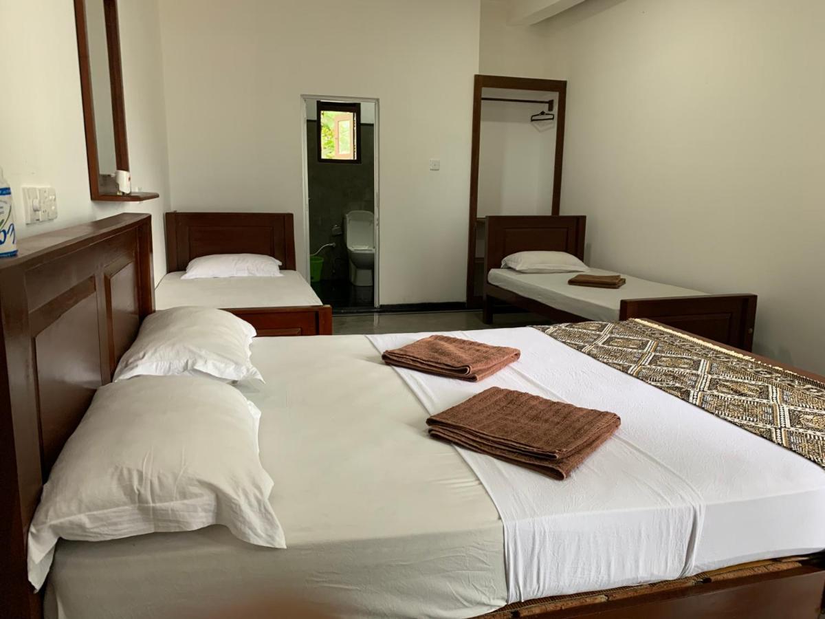 Ceylon Surf Guest And Restaurant Bed and Breakfast Weligama Eksteriør billede