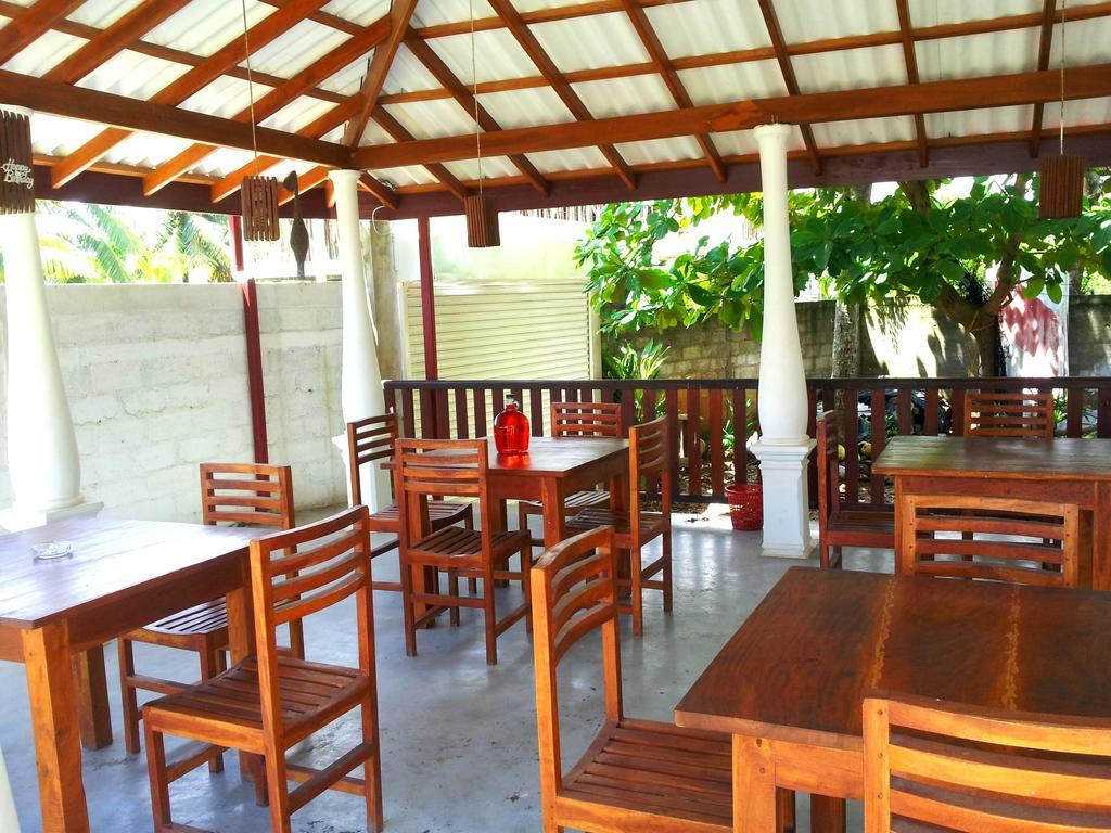 Ceylon Surf Guest And Restaurant Bed and Breakfast Weligama Eksteriør billede