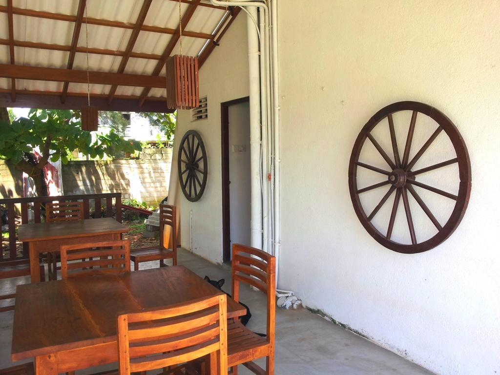 Ceylon Surf Guest And Restaurant Bed and Breakfast Weligama Eksteriør billede