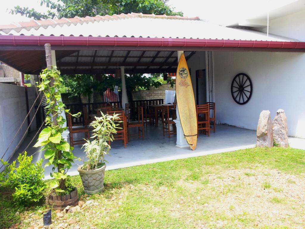 Ceylon Surf Guest And Restaurant Bed and Breakfast Weligama Eksteriør billede