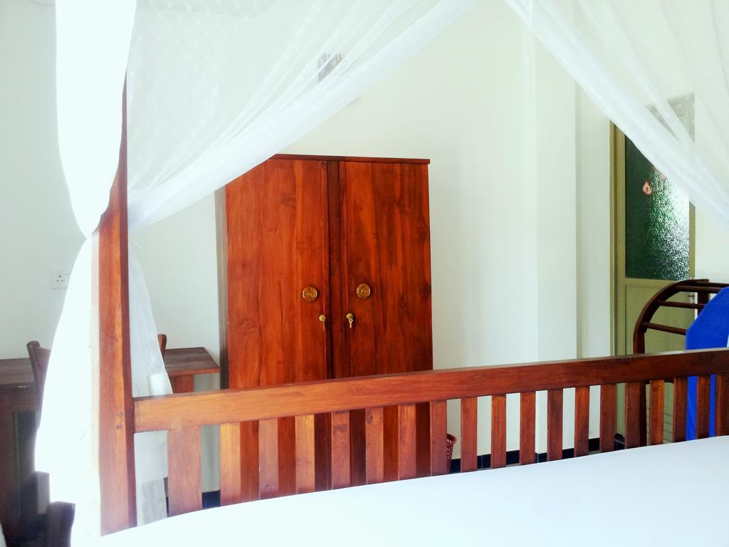 Ceylon Surf Guest And Restaurant Bed and Breakfast Weligama Værelse billede