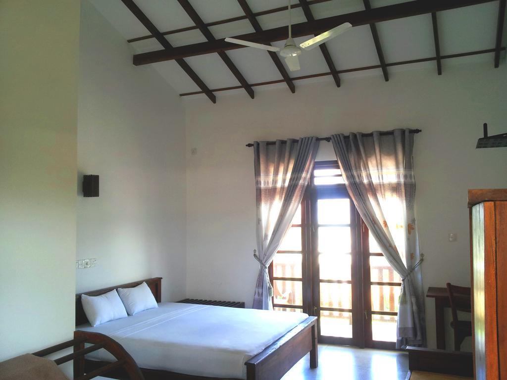 Ceylon Surf Guest And Restaurant Bed and Breakfast Weligama Værelse billede