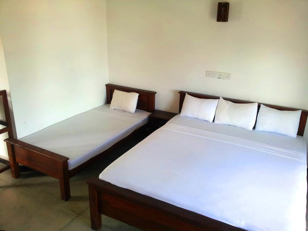 Ceylon Surf Guest And Restaurant Bed and Breakfast Weligama Værelse billede