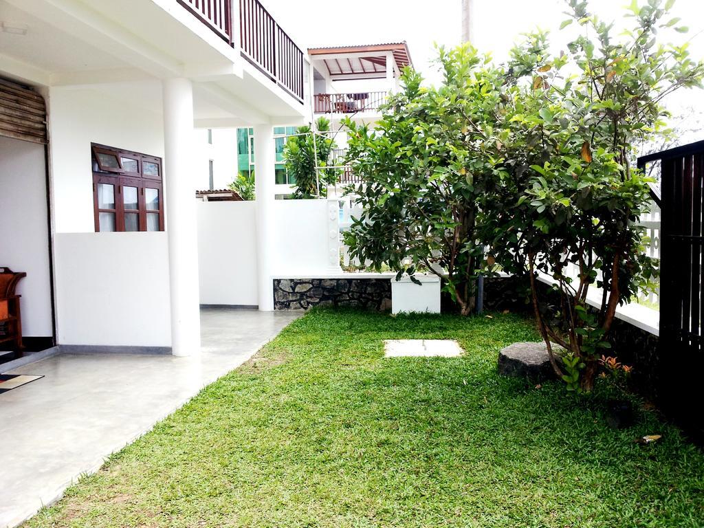 Ceylon Surf Guest And Restaurant Bed and Breakfast Weligama Eksteriør billede