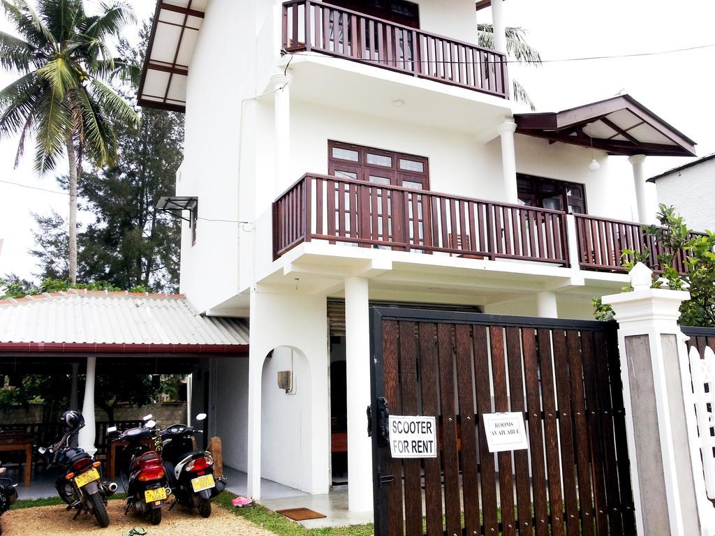 Ceylon Surf Guest And Restaurant Bed and Breakfast Weligama Eksteriør billede