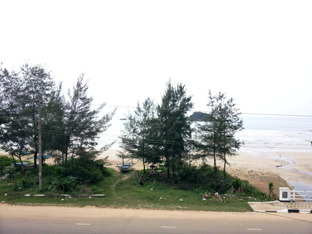 Ceylon Surf Guest And Restaurant Bed and Breakfast Weligama Eksteriør billede