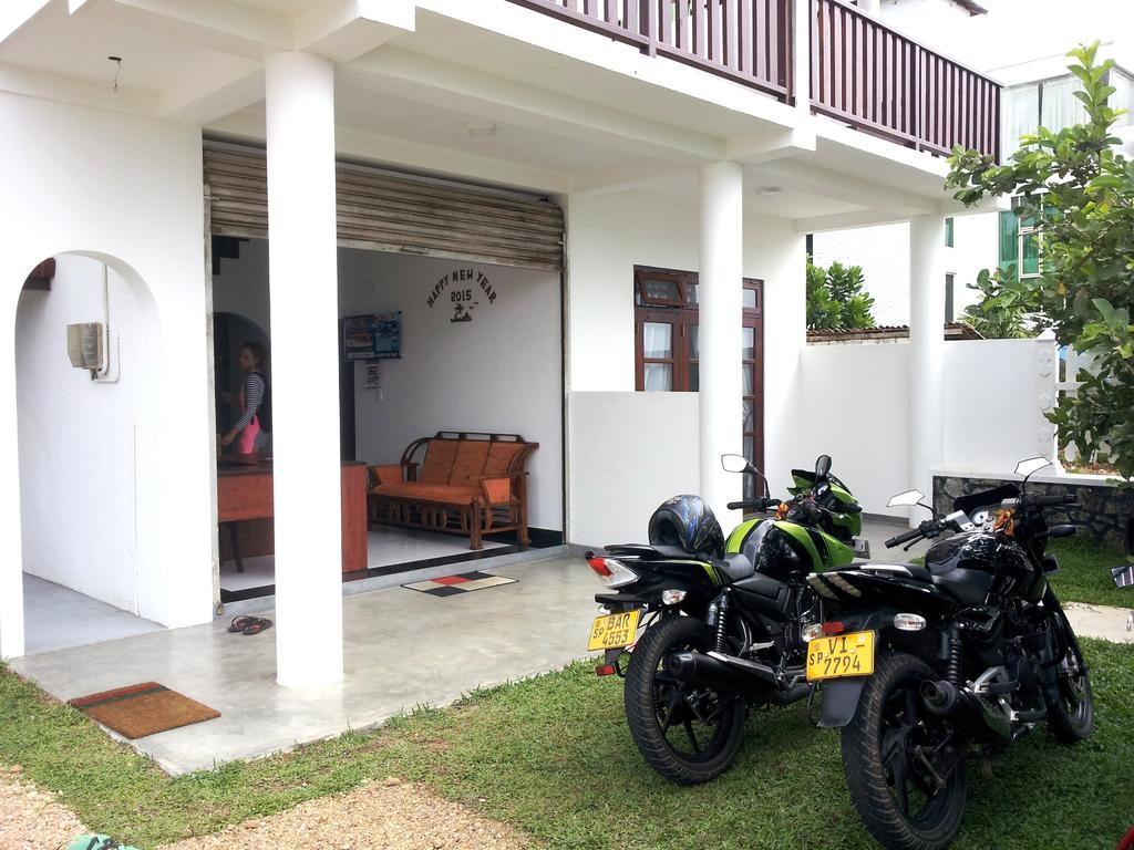 Ceylon Surf Guest And Restaurant Bed and Breakfast Weligama Eksteriør billede