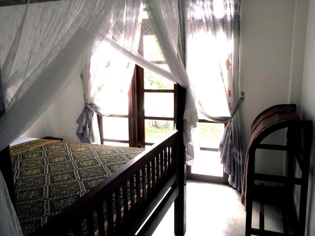 Ceylon Surf Guest And Restaurant Bed and Breakfast Weligama Værelse billede