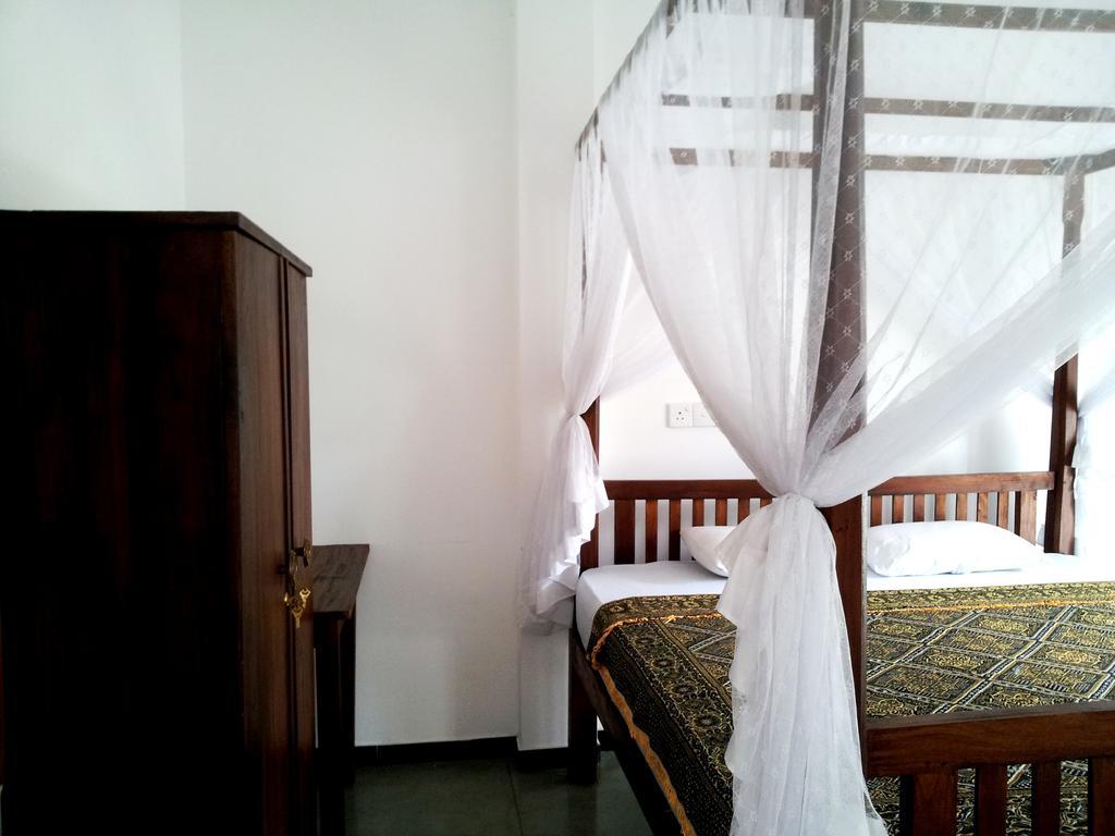 Ceylon Surf Guest And Restaurant Bed and Breakfast Weligama Værelse billede