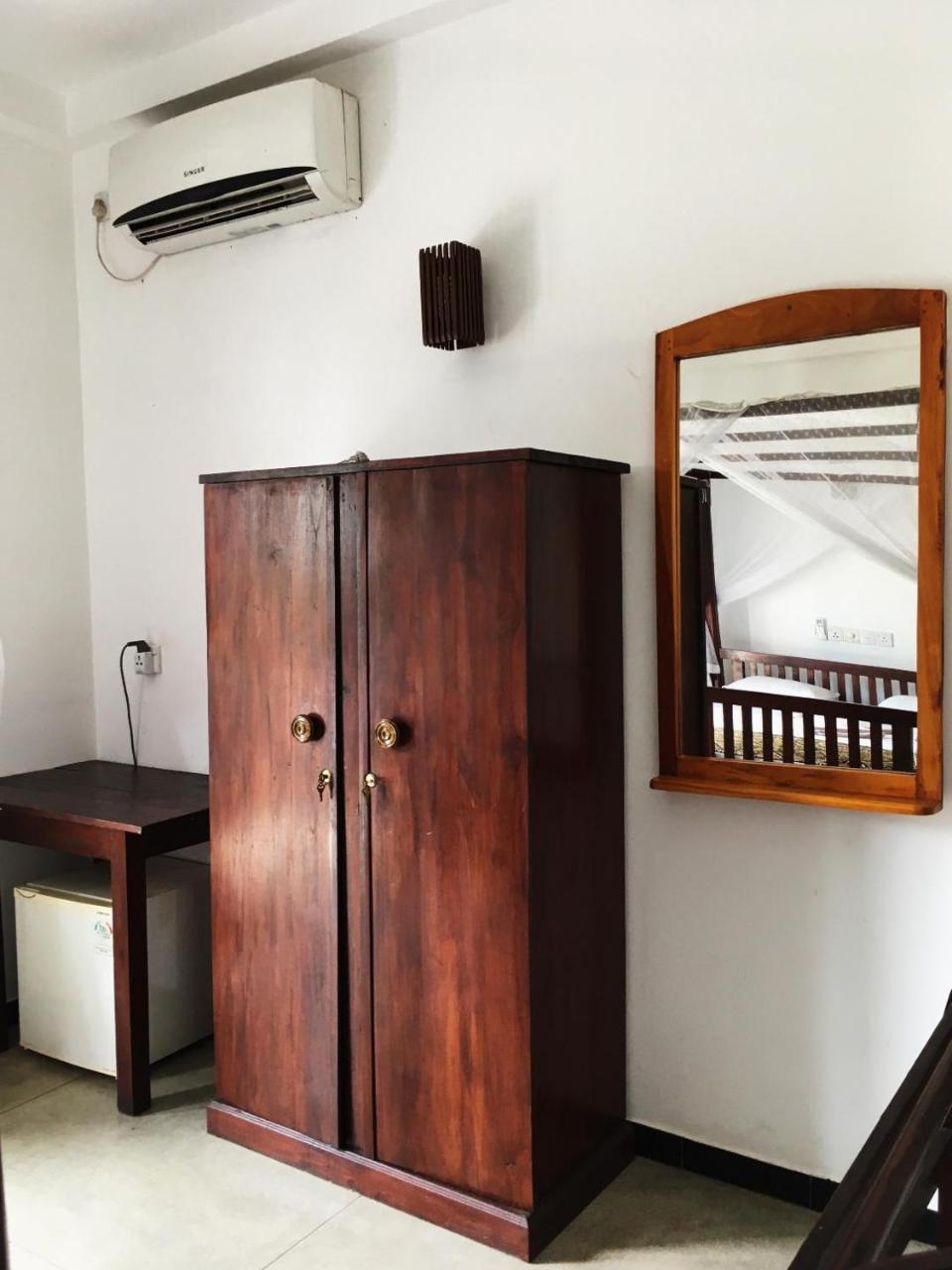 Ceylon Surf Guest And Restaurant Bed and Breakfast Weligama Eksteriør billede