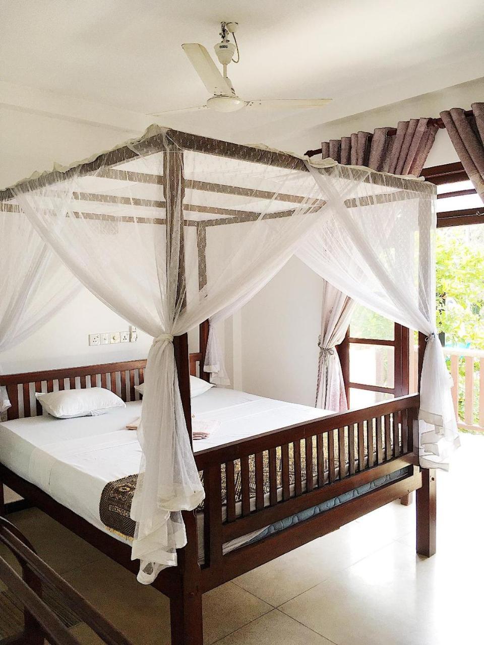 Ceylon Surf Guest And Restaurant Bed and Breakfast Weligama Eksteriør billede